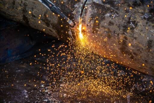 Corte y desmontaje de estructuras metálicas con soplete industrial – Toferla S.L.